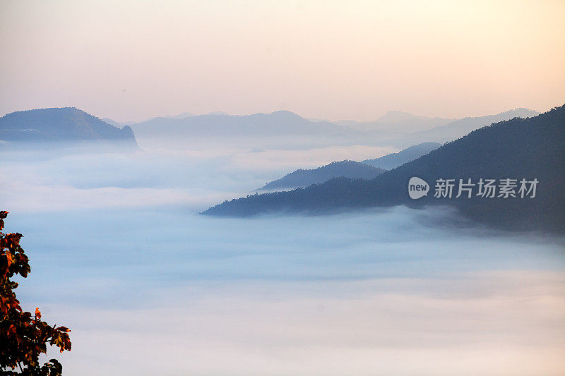 从Puh Tok山看到的日出和云彩